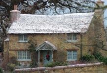 The ‘cheesiest’ Christmas film of all time that fans say is ‘best rom-com of the century’