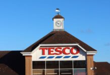 Tesco launches sub-£10 Christmas dinner in supermarket price war push
